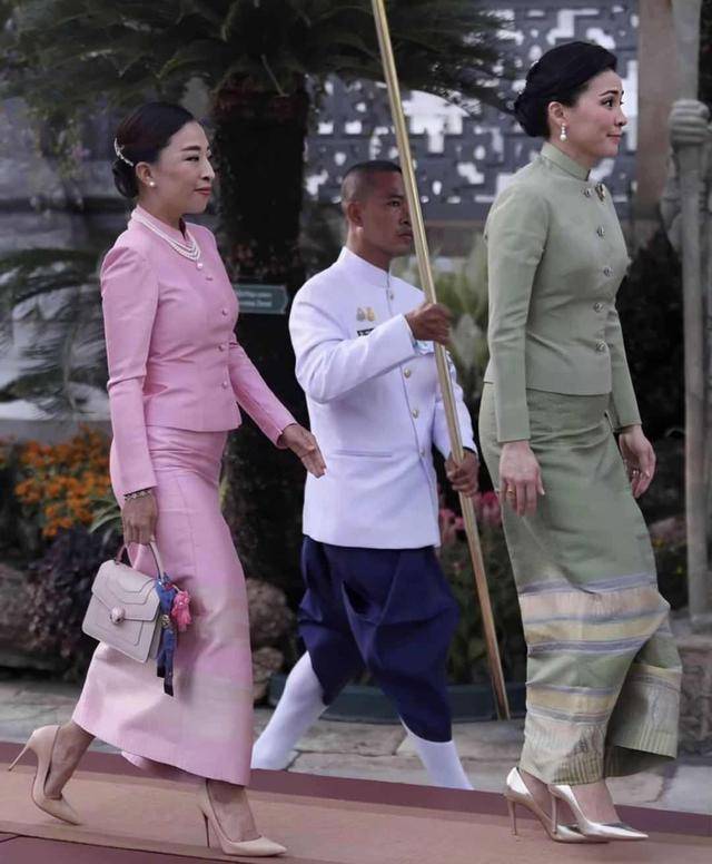 #继母#陪王后现身变配角,泰王大女儿穿芭比粉比继母更老!黑皮肤吃大亏