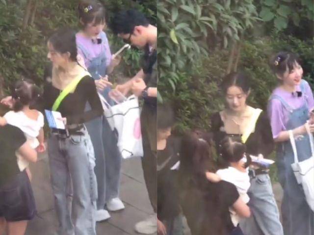 晓明赵丽颖现身街头,颖宝露脐装超瘦