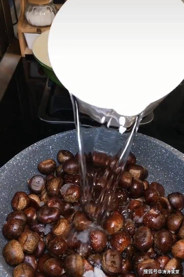 油光锃亮，皮脆易剥，香甜可口，传统名小吃，糖炒栗子