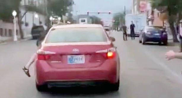 惊险！美国一司机撞上两名抗议者后，直接拖着