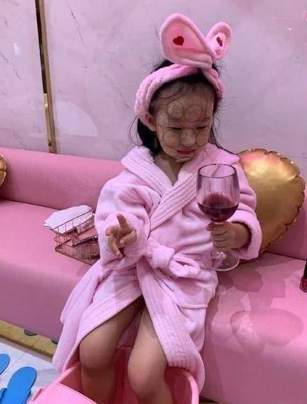 伊能静“名媛式”富养女儿，喝红酒做按摩，却被批不会育儿