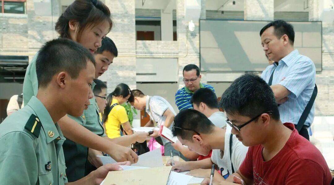 军校为什么不招高考复读生？原因有两点，考军校的同学要注意了