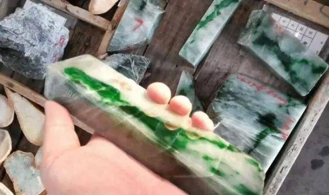 翡翠的一句俗话 “狗屎底子出高绿” 是什么意思？