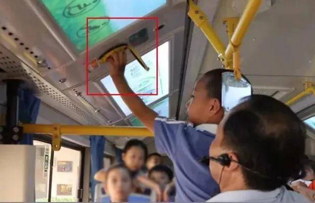 贵州公交车冲入水库，21人死亡！黄金自救2分钟