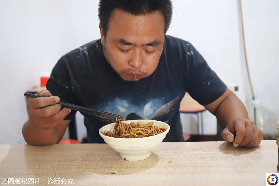 高温酷暑，小伙每天在工地高空作业超过10小时，