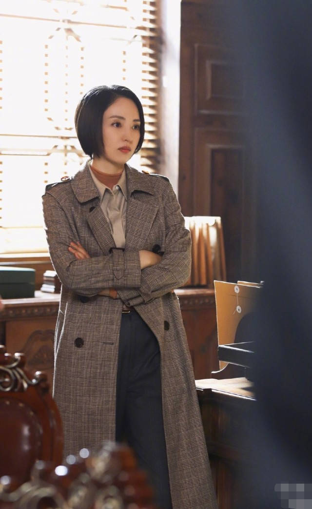 41岁董璇疑有新恋情，与90后小鲜肉聚餐动作亲昵