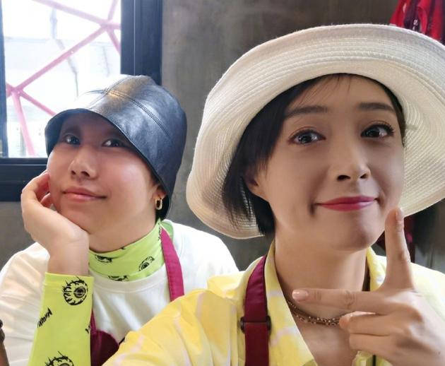 追星成功！蒋欣化精致全妆与偶像上官喜爱组火