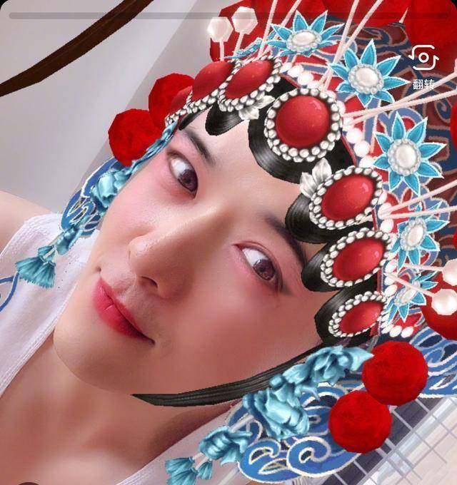 董璇被曝疑似有新恋情，与90后男演员搂腰贴脸动