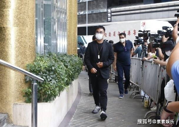 『霍启刚』霍震霆一脸悲伤露面霍氏家族拜祭赌王:霍启刚带郭晶晶现身