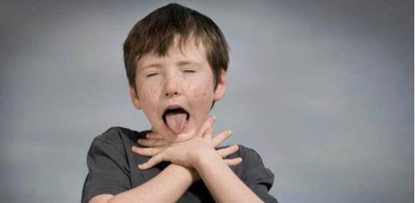 幼儿喉咙被卡危及生命，幸有民警用“海姆立克法”救下！这保命的一招得学！