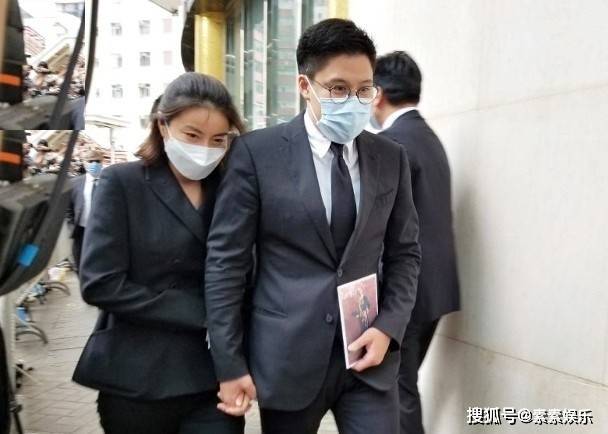 『霍启刚』霍震霆一脸悲伤露面霍氏家族拜祭赌王:霍启刚带郭晶晶现身