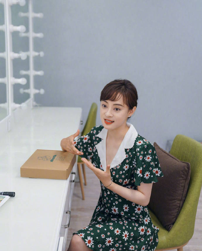 眼前一亮!孙俪久违长发造型曝光,穿碎花裙笑容温婉