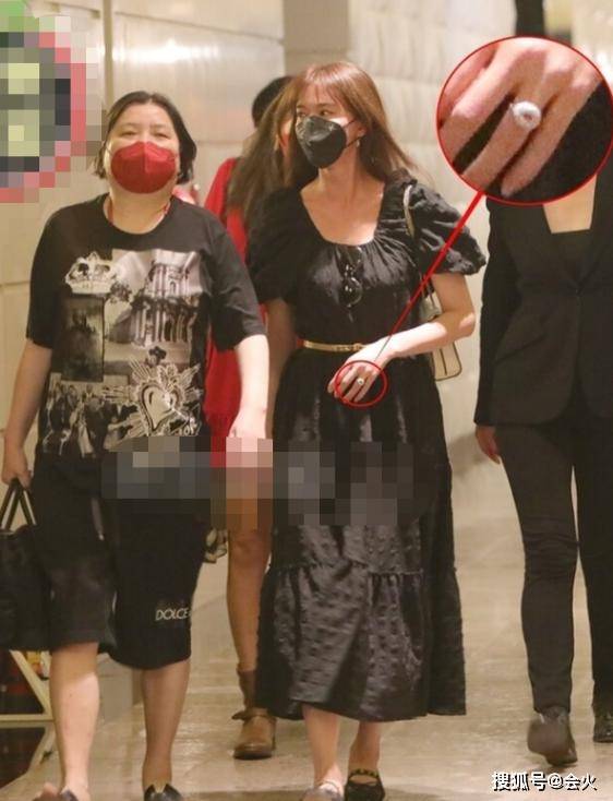 46岁林志玲变身家庭主妇？出街婚戒不离手，小腹