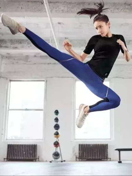 受伤|张蓝心拍戏头部受伤，头裹纱布满身血迹，为赶进度拒绝缝针