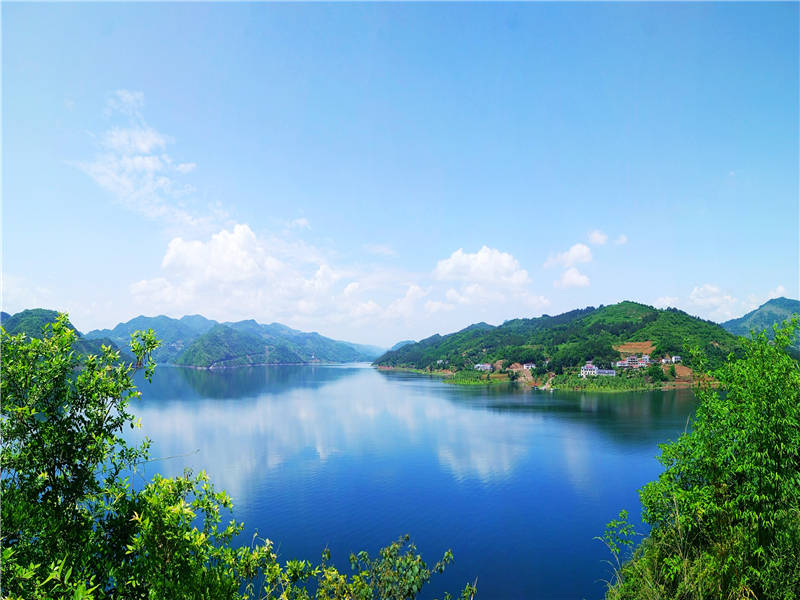 上庸圣水湖"四水归池"水天一色