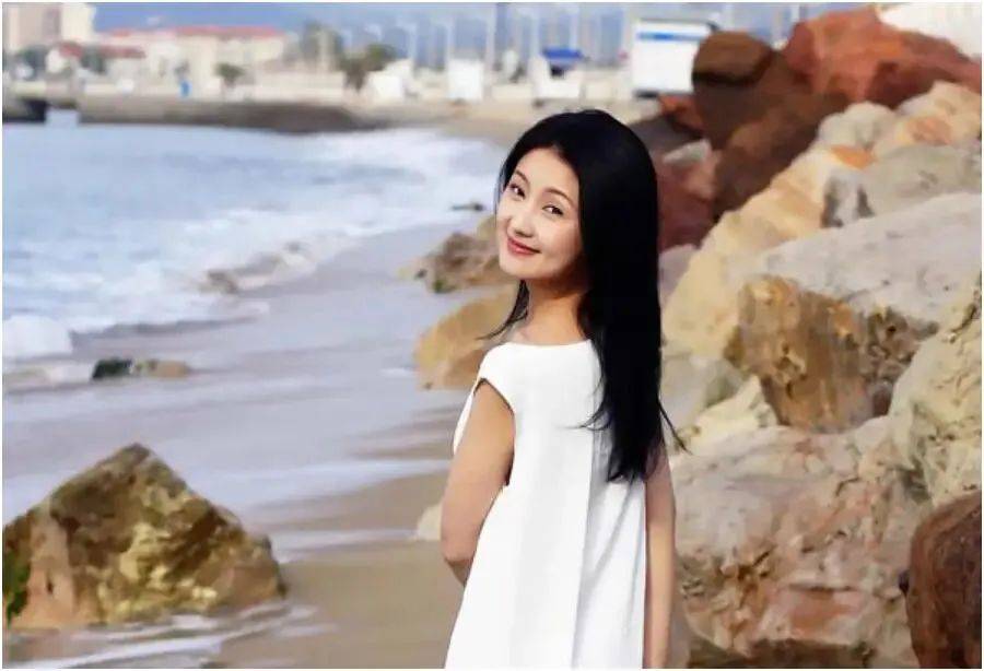 养三娃、欠5.3亿、限制出境，昔日阔太如何就活