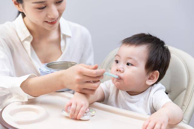 原创孩子说话晚？儿科医生：1岁之前吃“这类”食物，将来说话早