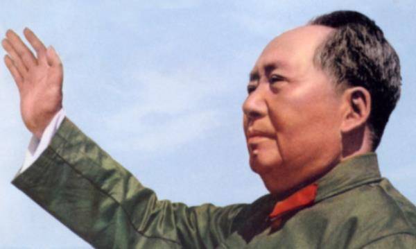 老照片:毛主席在书房查阅资料,向人们挥手致意