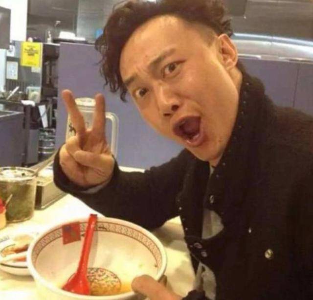网友平价面馆偶遇陈奕迅，陈奕迅戴口罩等餐，