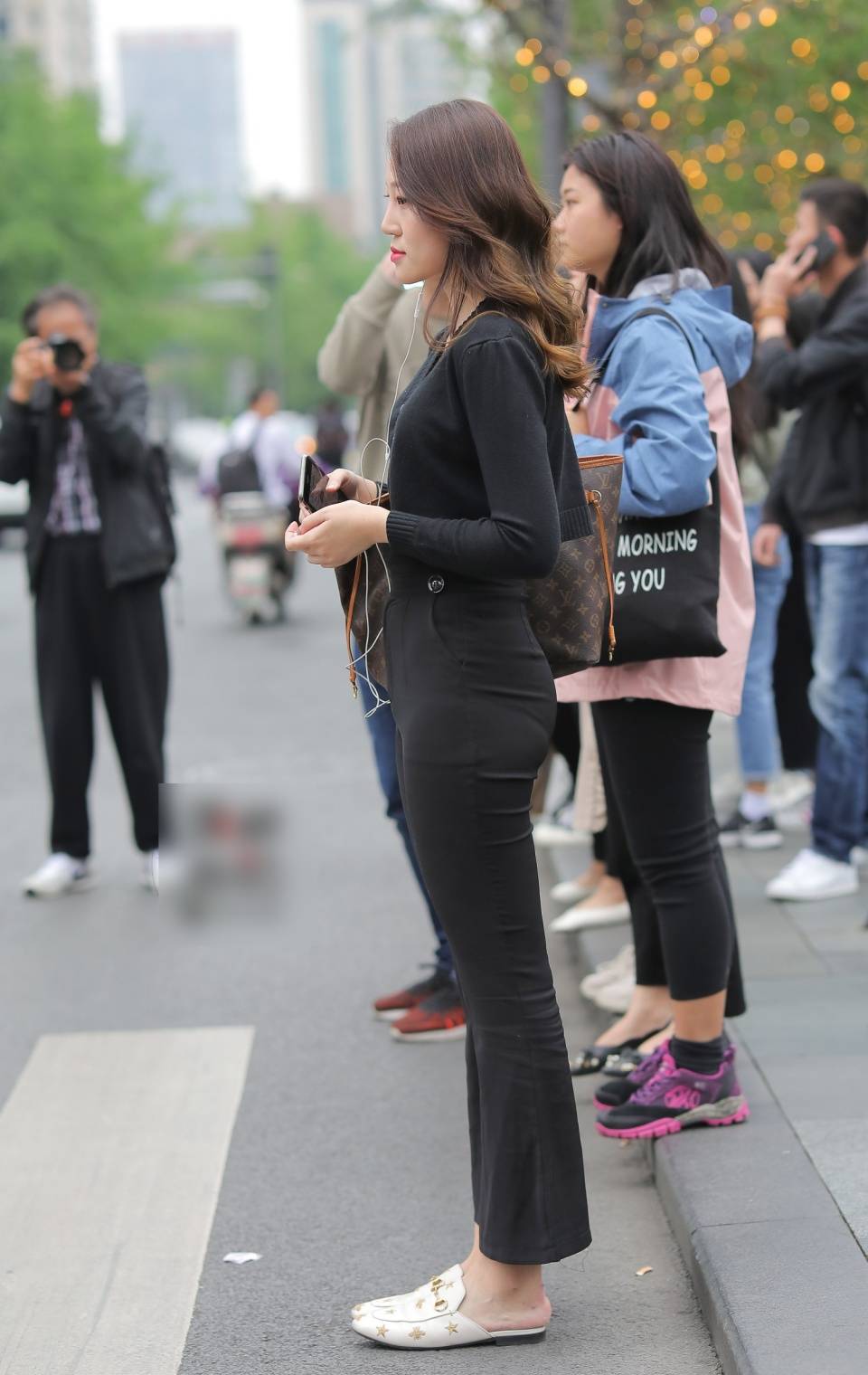 街拍:丰满身材熟女迷人背影,摄影师疯狂追拍 责任编辑