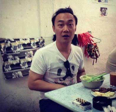 网友平价面馆偶遇陈奕迅，陈奕迅戴口罩等餐，