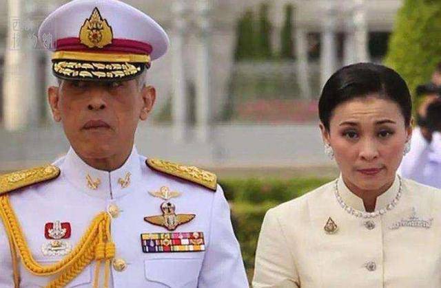 苏提达|68岁泰王玛哈总算撇下20名女护卫从德国回泰，王后穿绿裙迎接