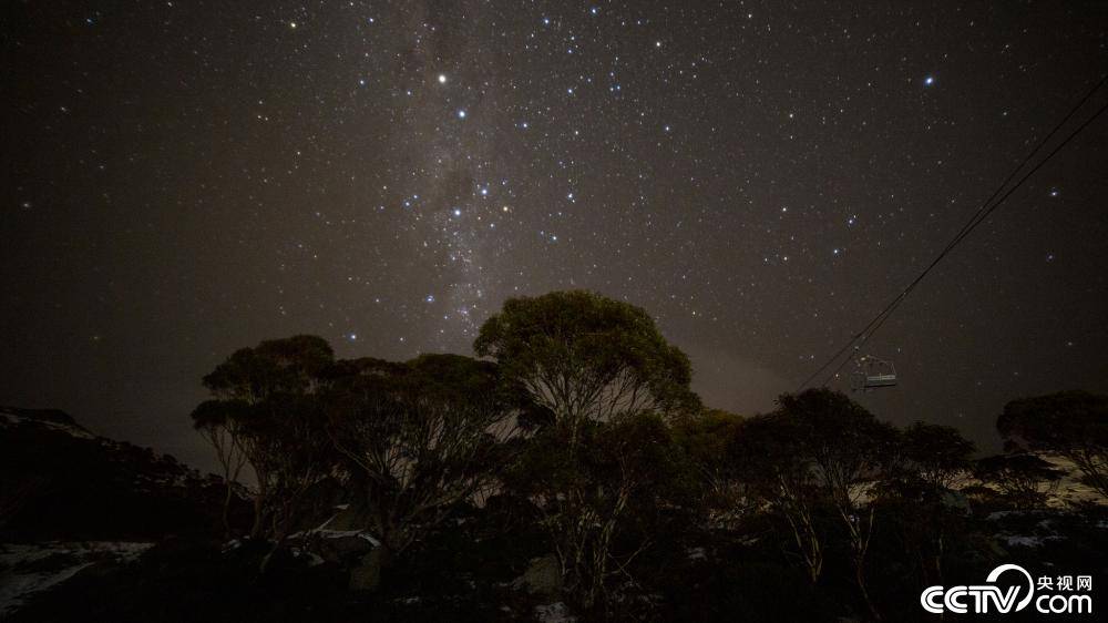澳大利亚夜空星光璀璨 银河横跨天际