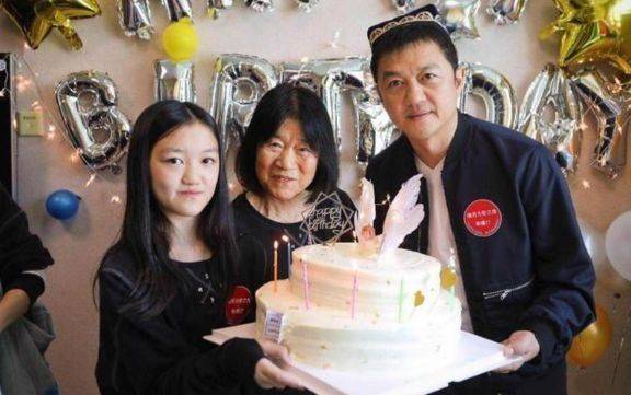 王菲14岁女儿近照，“兔唇”女孩如今笑容甜美自