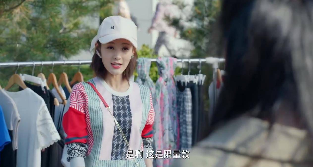 原创李一桐摆摊卖奢侈品有谁注意到她讲了什么正能量满满