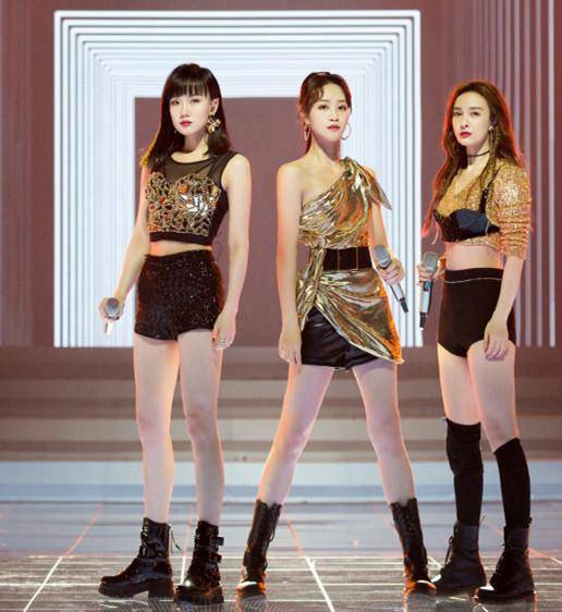 白冰|公演穿啥?白冰“卫生纸”裙是大牌新款,钟丽缇定制设计货不对板