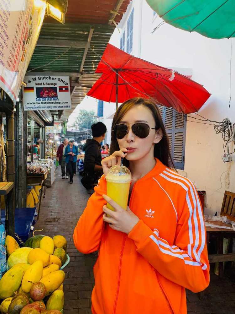 配饰|阔太胡静气质真出众，穿黑色抹胸连衣裙配低马尾，豪门气质惊艳