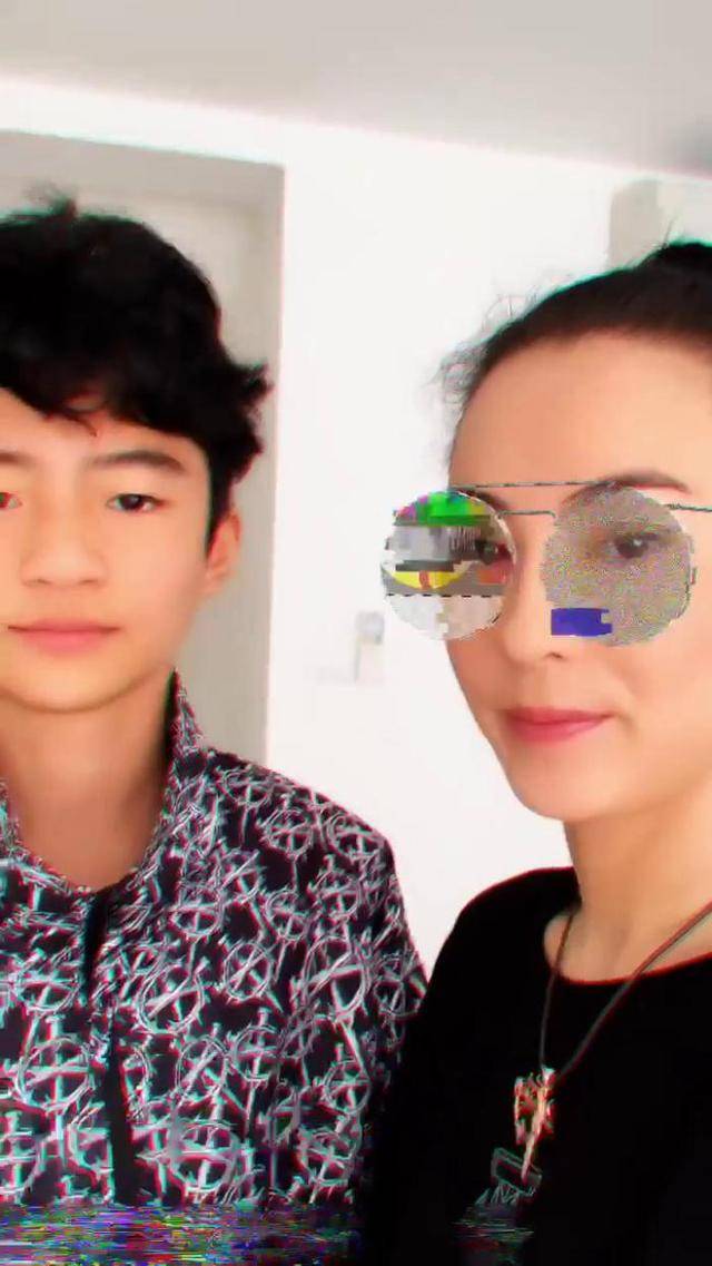 Marcus|张柏芝三胎没白疼，帮亲妈带货相当乖巧，无意中露出小肉脸