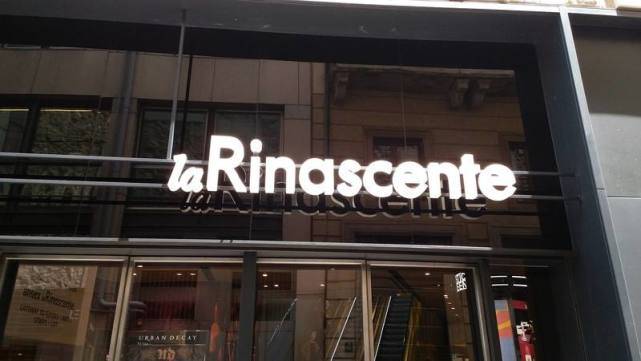 男女|阿玛尼：始终站在时代前沿的时装设计大师，“男女通吃”的人生赢家