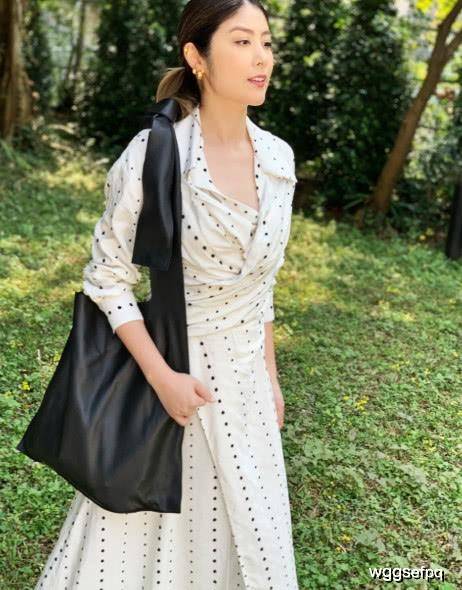 风衣|陈慧琳罕见亮相活动,一袭蓝色风衣好迷人,不过这鞋子是认真的吗