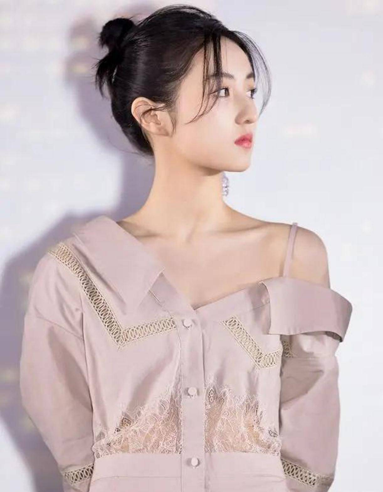 原创张子枫"发育过头",衬衫只穿一半,真担心肩带挂不住