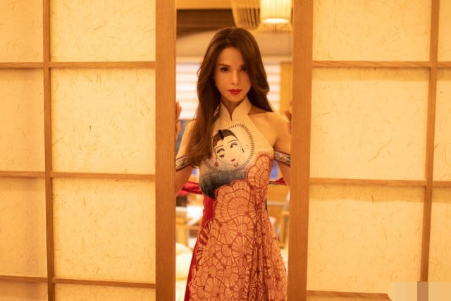 耍大牌？李若彤要工作人员为她穿鞋，6人齐上场