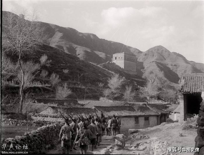 战地摄影师沙飞拍,战斗在长城上的八路军