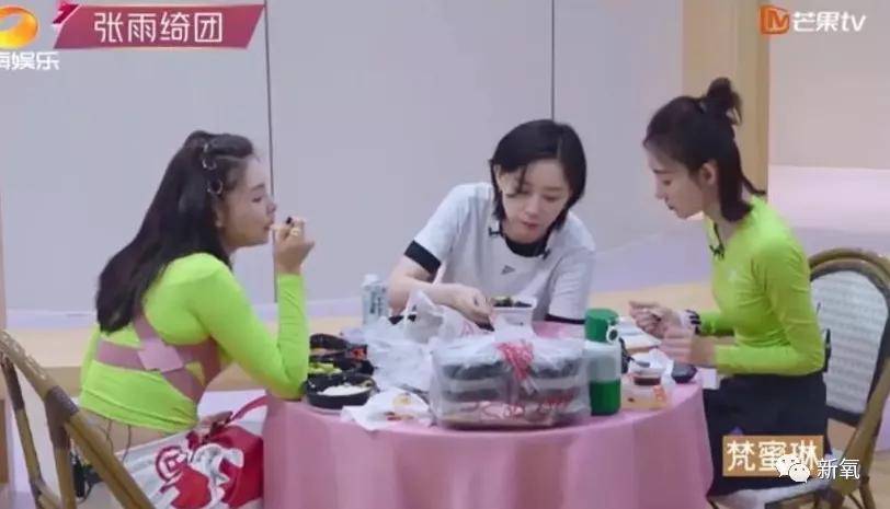 背有|原创虽然张雨绮的背有两个王丽坤那么厚，但她的鼻子…