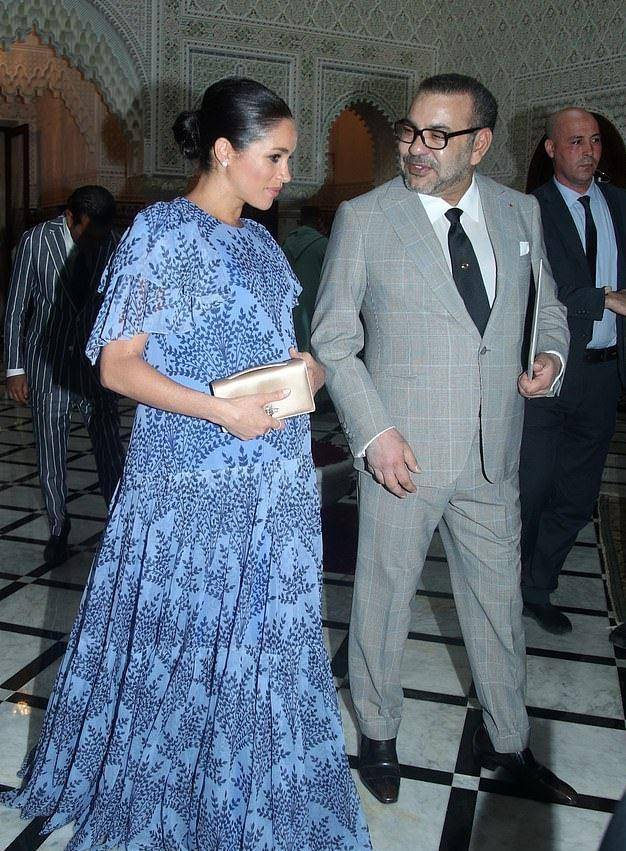 亚麻|梅根时隔几个月现身啦！亚麻白裙皱巴巴显廉价，开平价车看着可怜