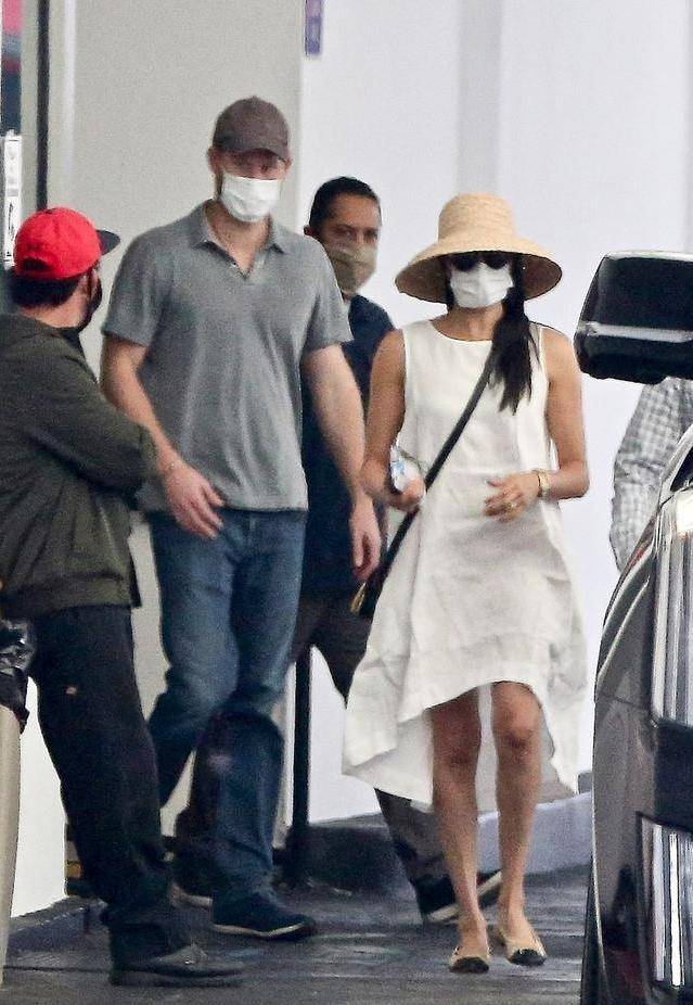 亚麻|梅根时隔几个月现身啦！亚麻白裙皱巴巴显廉价，开平价车看着可怜