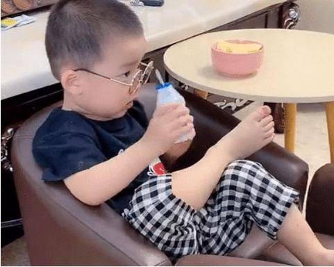 原创孩子坐沙发上翘着二郎腿边吃边喝，好不惬意，网友却直呼养废了
