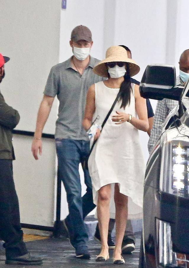 亚麻|梅根时隔几个月现身啦！亚麻白裙皱巴巴显廉价，开平价车看着可怜