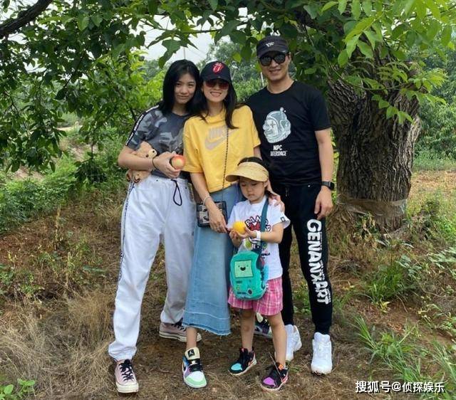 章子怡晒一家四口进山摘桃,小苹果身高超妈妈,醒醒变可爱小吃货