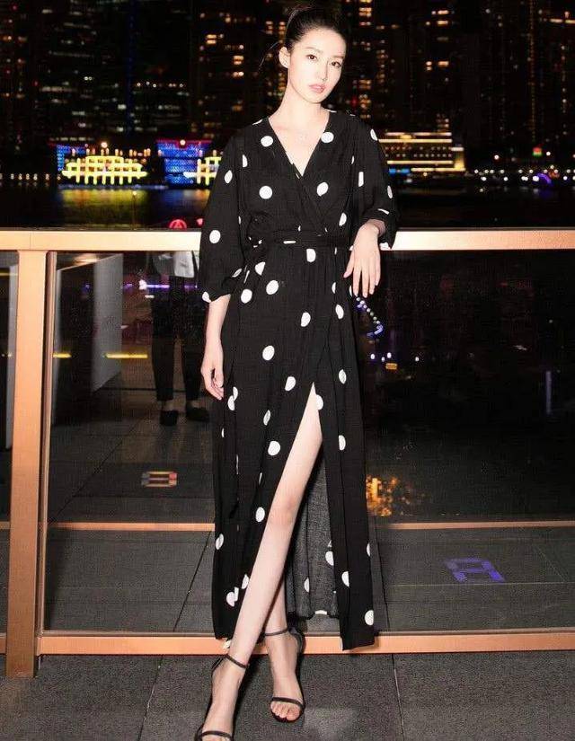 李沁坐着参加活动,泡泡袖裙少女感爆棚,惊艳全场的节奏!
