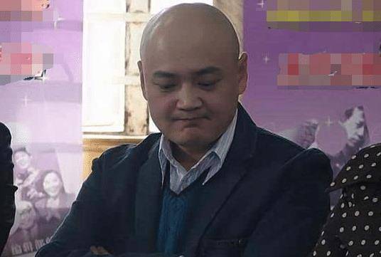 他曾是红遍全国的男神，如今头发掉光认不出，