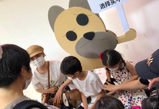 原创孙俪带儿女做公益，与李佳琦宣传领养动物，等等身高到妈妈肩膀