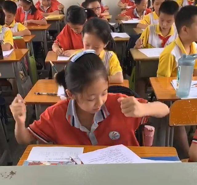 期末考试，小学生发现试题很简单，当场“嗨起来”，网友：记得写名字