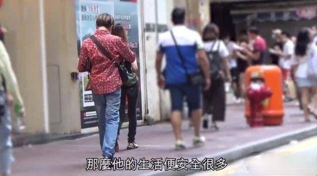 女友|原创4亿富豪出门排队坐电车,同时养3个女友,约会时不开豪车而是步行