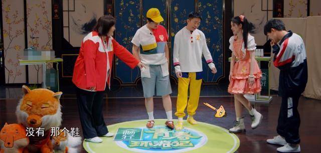 阴影|原创鞠婧祎遭遇强风发际线被吹起，阴影粉涂太多场面尴尬