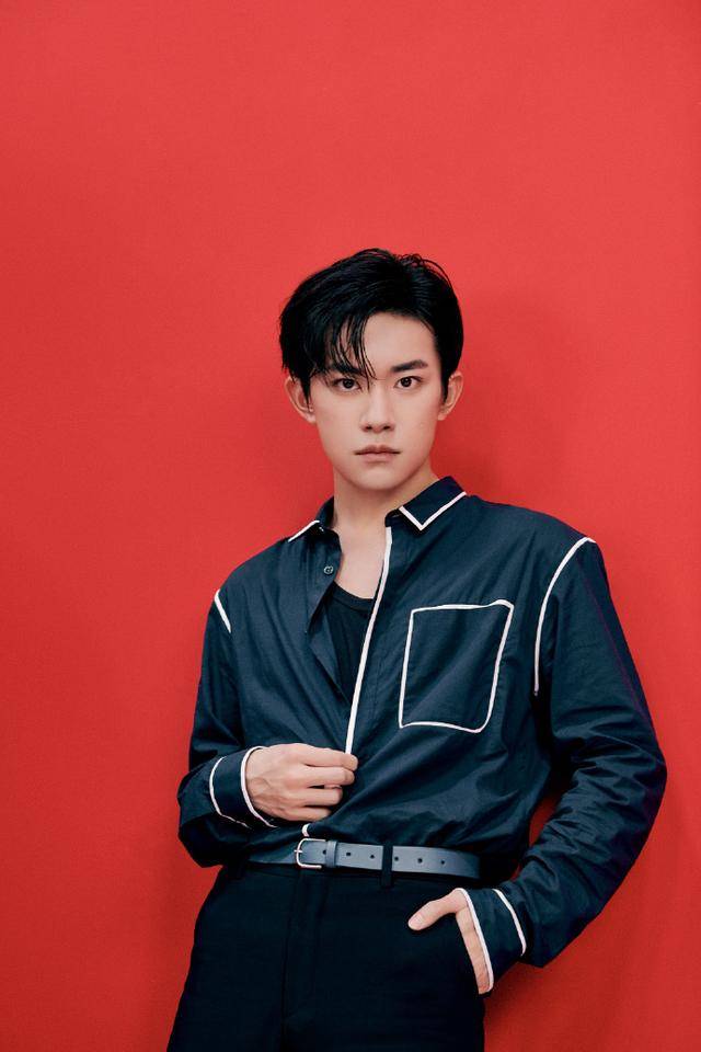 look|200605 易烊千玺今日发布会look 简约衬衫干净利落来相见